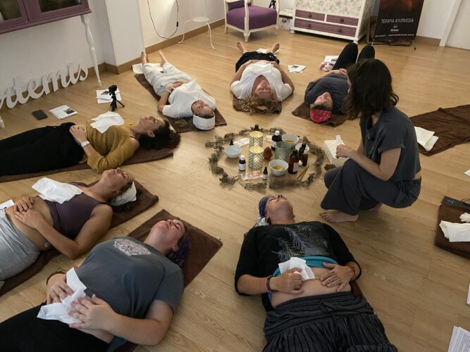 Masaje ayurvédico relajante con aceites calientes durante el retiro