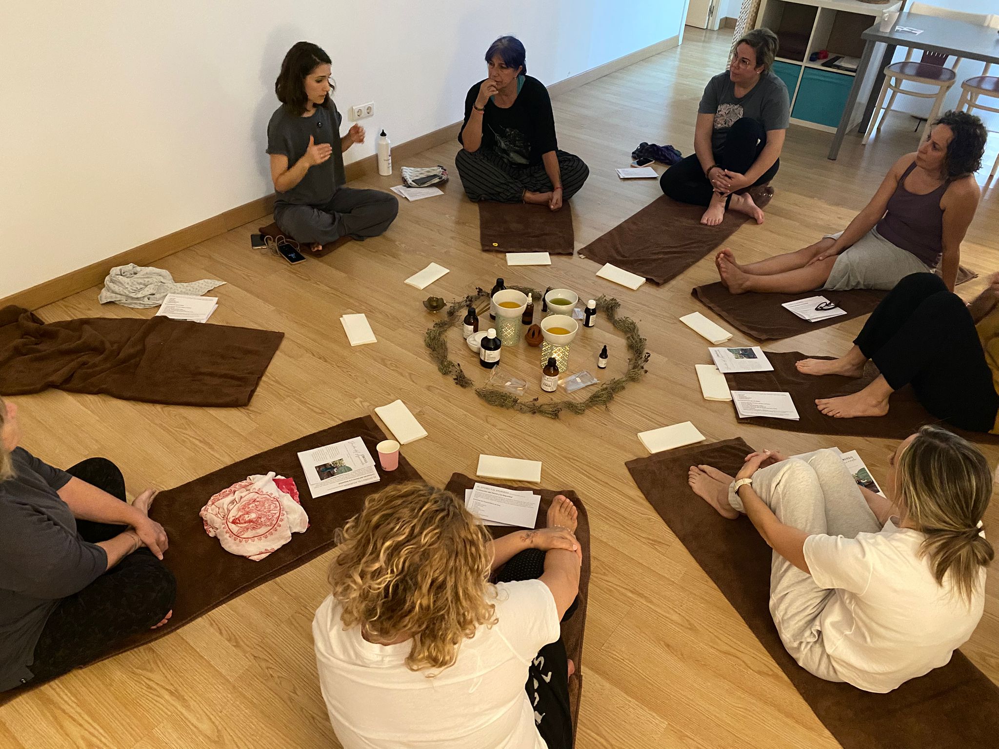 Mujer disfrutando del retiro de yoga en Alicante con tratamiento ayurveda